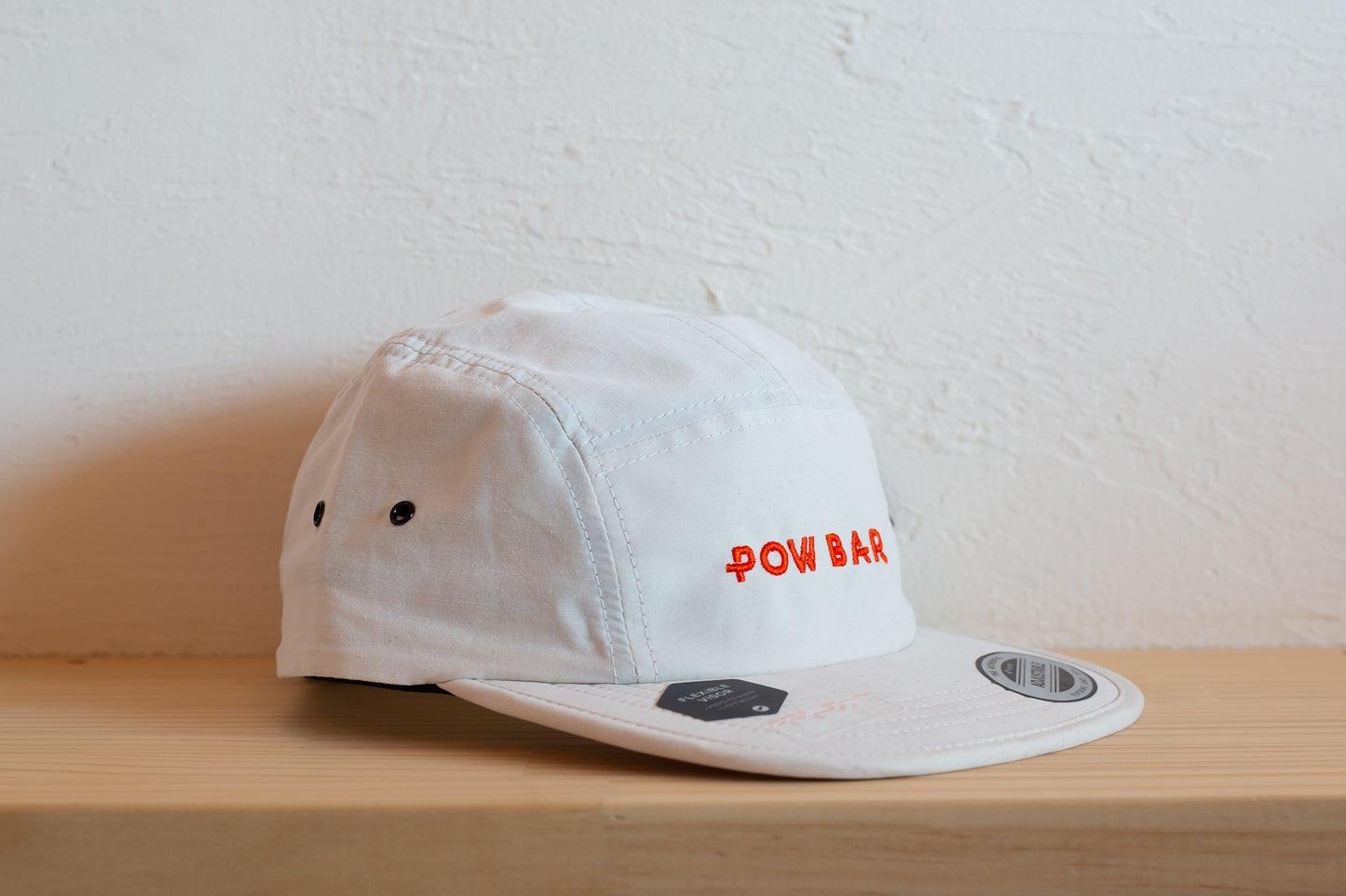 POW BAR公式ロゴが入ったユニセックスキャップ(フロント)