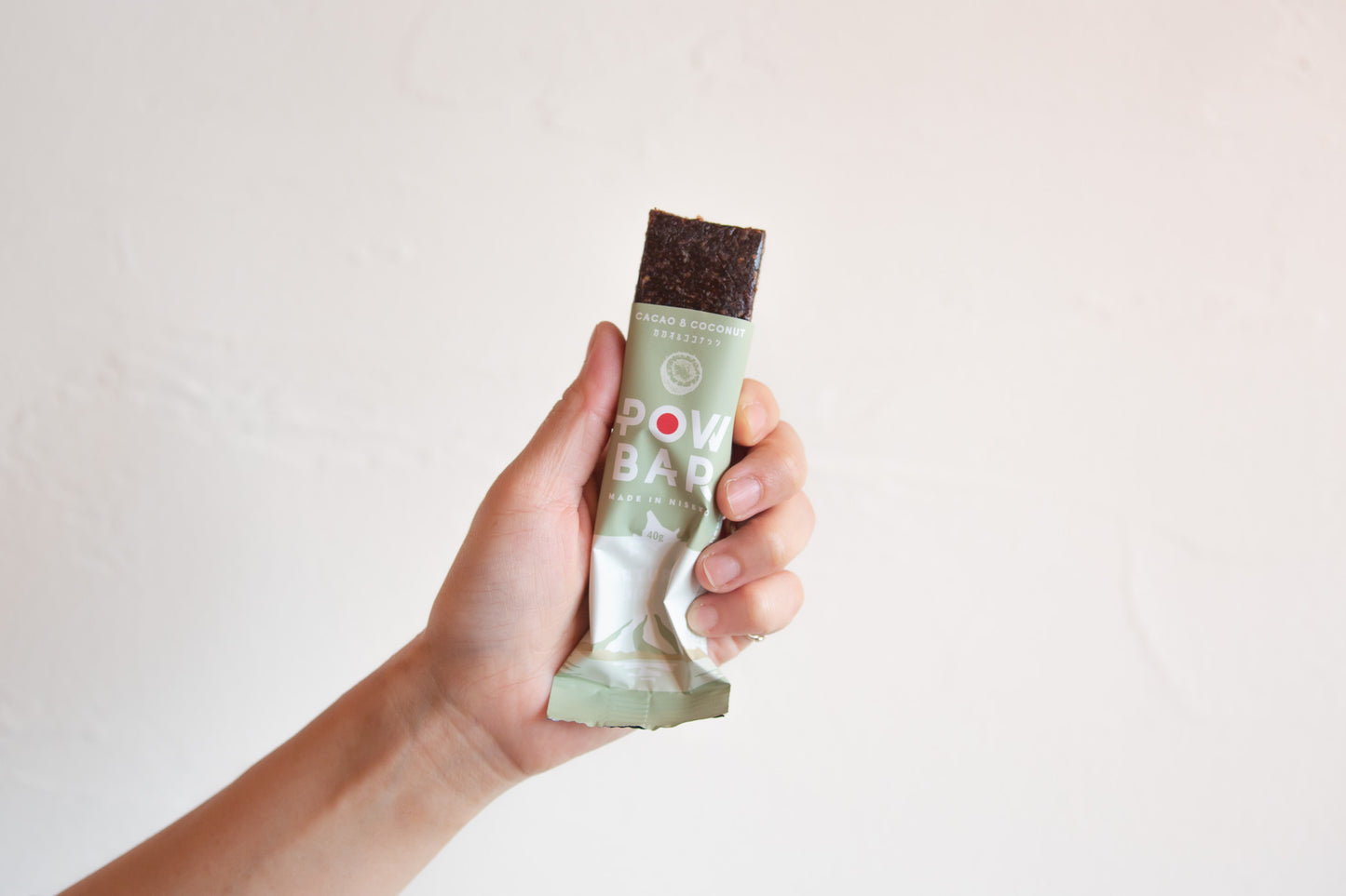 濃厚カカオとココナッツの自然な甘みが楽しめるエナジーバー(中身)